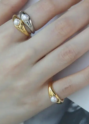 Pearl Ring with Elegant Light and Ripe Design