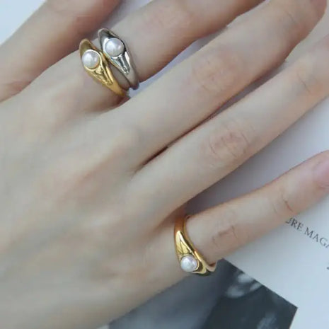 Pearl Ring with Elegant Light and Ripe Design
