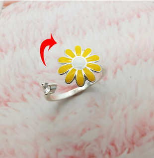 Metal flower-shaped fidget spinner rotatable ring for women with classic style